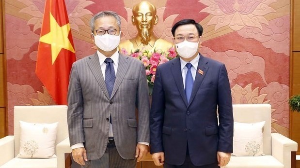Le Président de l’AN du Vietnam, Vuong Dih Huê (à droite), et l’ambassadeur japonais au Vietnam, Yamada Takio. Photo: VNA