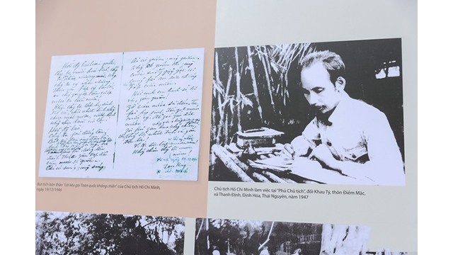  L’exposition « Étudier et suivre la pensée, la moralité et le style de Hô Chi Minh » dans la zone de vestige du Président Hô Chi Minh au Palais présidentiel. Photo: Journal Tô Quôc