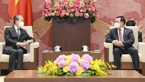 Le Président de l’AN, Vuong Dinh Huê (à droite),et l’ambassadeur de Chine au Vietnam, Xiong Bo. Photo: quochoi.vn