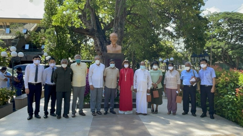 La délégation du Parti communiste du Sri Lanka, de l’Association de solidarité Sri Lanka - Vietnam et de l’Ambassade du Vietnam au Sri Lanka prennent la photo souvenir. Photo : Baoquocte.