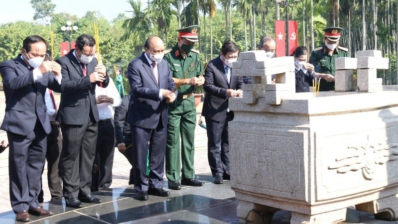 Le Président Nguyên Xuân Phuc et des dirigeants de la mégapole du Sud rendent hommage au Président Hô Chi Minh. Photo: NDEL.