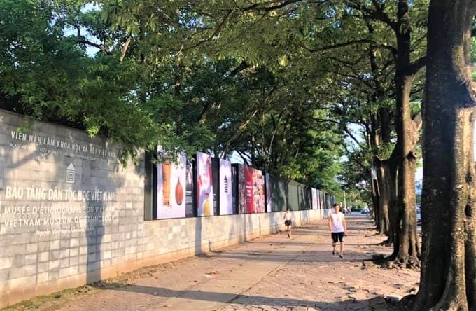 Le Musée d’ethnographie du Vietnam expose des affiches à l’extérieur pour présenter ses programmes au public. Photo : Linh Vi/NDEL.