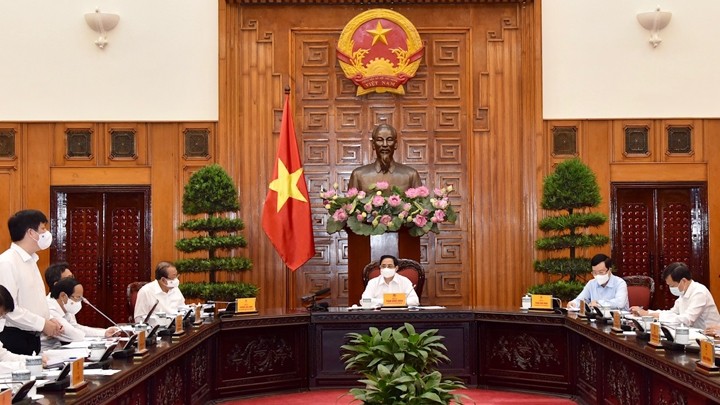 Le Premier ministre Pham Minh Chinh a présidé le 17 mai une réunion sur la lutte contre le COVID-19. Photo : Trân Hai/NDEL.