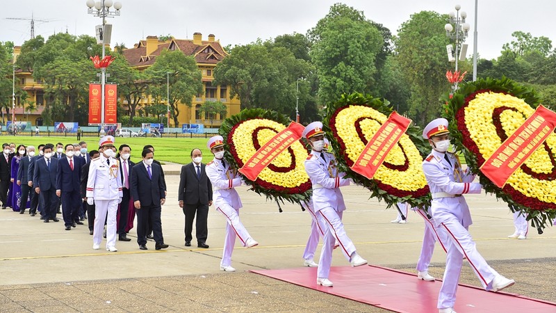 La délégation de hauts dirigeants vietnamiens rend hommage au Président Hô Chi Minh, le 18 mai, à Hanoi. Photo : VGP.