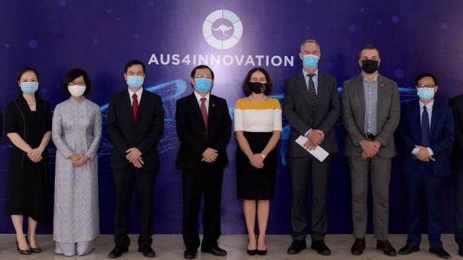 Le ministre vietnamien de la Science et de la Technologie, Huynh Thành Dat (4e à gauche) et l’ambassadrice d’Australie au Vietnam, Robyn Mudie (4e à droite) lors de leur séance de travail. Photo : vneconomy.vn