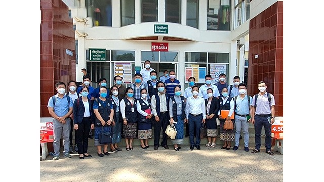 Une délégation des médecins vietnamiens dans la province de Champassak: Photo : VOV.