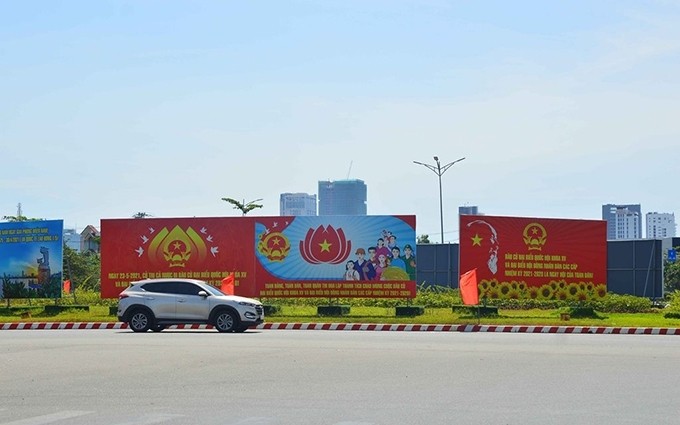 Le rond-point devant le pont de la rivière Han est décoré d’affiches et de slogans. 