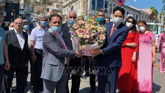 Le président du comité populaire du quartier de Raïs, Mediani Toufik (à gauche), et l’ambassadeur vietnamien en Algérie, Nguyên Thành Vinh, déposent une corbeille de fleurs devant le busted Président Hô Chi Minh. Photo : VNA