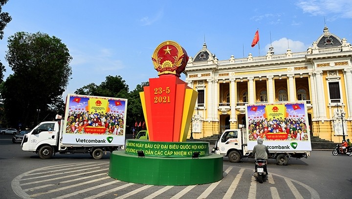 L’atmosphère joyeuse et exaltante s’est répandue dans les rues et les ruelles de la capitale Hanoi. 