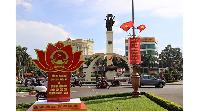La ville de Buôn Ma Thuôt est décorée avec des drapeaux, des slogans et des bannières. Photo : VOV.