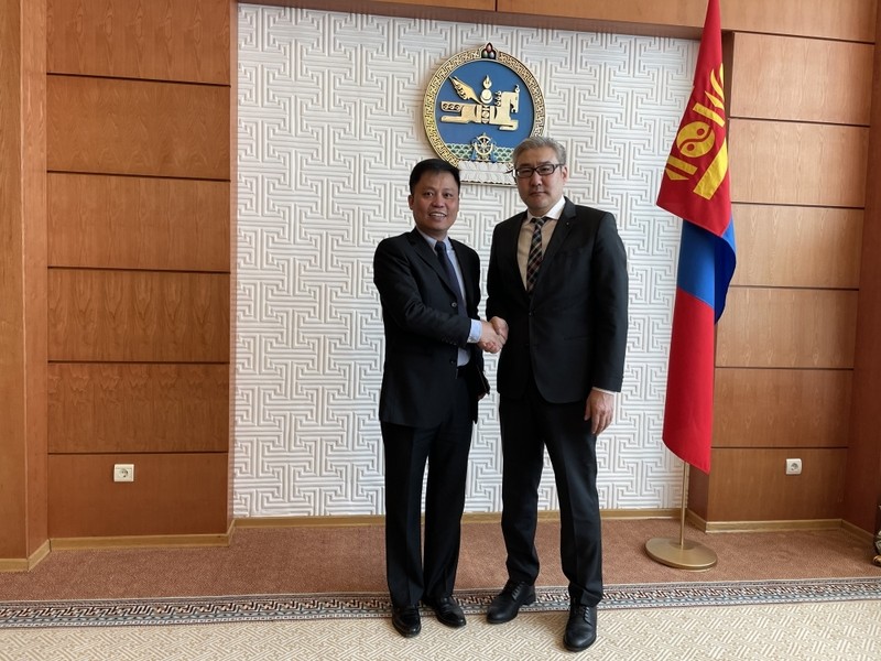 L’ambassadeur du Vietnam, Doan Khanh Tâm, et le secrétaire du Conseil national de sécurité de Mongolie, Amarjargal Gansukh. Photo : Baoquocte.