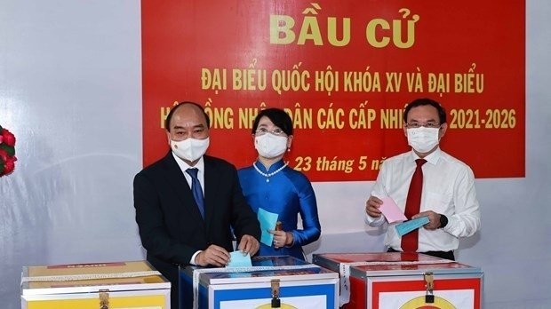 Le Président Nguyên Xuân Phuc, son épouse et le secrétaire du comité du Parti de Hô Chi Minh-Ville, Nguyên Van Nên, ont voté le 23 mai au matin. Photo : VNA.