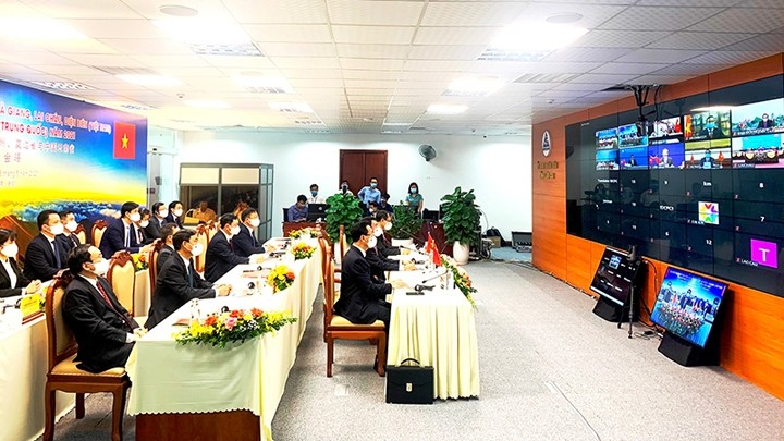 La conférence virtuelle au niveau des secrétaires du Comité du Parti entre la province chinoise du Yunnan et les quatre provinces vietnamiennes. Photo : NDEL.