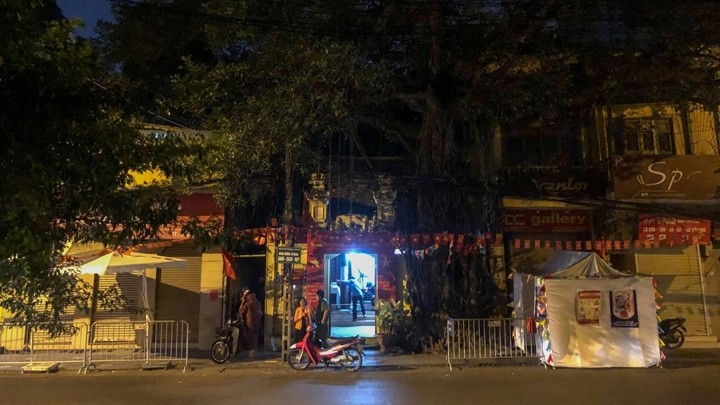 Les rues de Hanoï étaient encore éclairées par les lumières des bureaux de vote. 