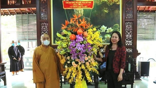 La Vice-Présidente Vo Thi Anh Xuân (à droite) félicite les bouddhistes à Dông Nai. Photo : VNA.