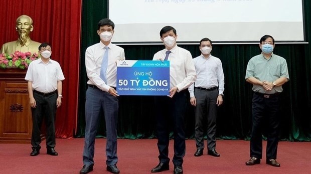 Le groupe Hoa Phat soutient 50 milliards de dongs au Fonds d'achat des vaccins. Photo : VNA.