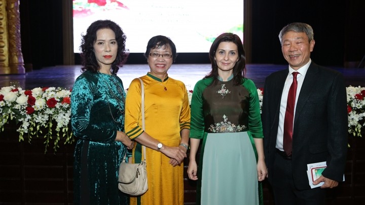 Marinela Petkova, ambassadrice de Bulgarie au Vietnam (deuxième à droite) a pris une photo avec des membres de l'Association d'Amitié Vietnam-Bulgarie. Photo : Thoidai. 