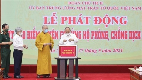 Le Président de la République, Nguyên Xuân Phuc (à droite), lors de la cérémonie, le 27 mai à Hanoï. Photo : VNA.
