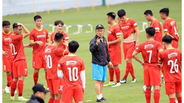 Vingt-neuf joueurs vietnamiens partiront pour les Emirats arabes unis pour se préparer aux matches du 2e tour des éliminatoires de la zone Asie de la Coupe du Monde 2022. Photo: tuoitre.vn