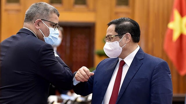 Le PM Pham Minh Chinh (à droite) et le ministre britannique Alok Sharma. Photo : VGP.