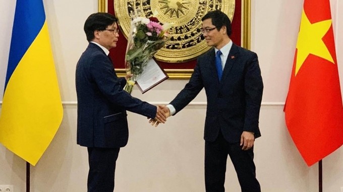 L'ambassadeur du Vietnam en Ukraine, Nguyên Hông Thach, remis la décision de nommer Nguyên Van Khanh (à gauche) au poste de consul honoraire du Vietnam dans la province d'Odessa. Photo : VNA.