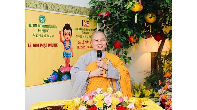 La bonzesse supérieure Thich Nu Gioi Tanh, représentante du Bouddhisme vietnamien en R. de Corée, s'exprime lors de l'événement. Photo : Journal Thoi Dai.