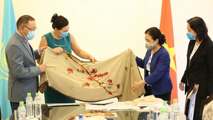 L’ambassadrice Nguyên Phuong Nga offre des foulards au projet artistique international « les foulards de la mère ». Photo : thoidai.