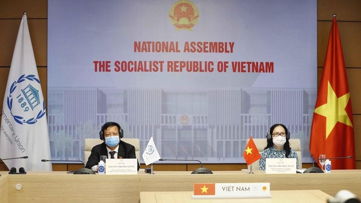 Les secrétaires généraux adjoints de l'Assemblée nationale, Nguyên Truong Giang et Nguyên Thi Thuy Ngân, à la conférence. Photo : VNA.
