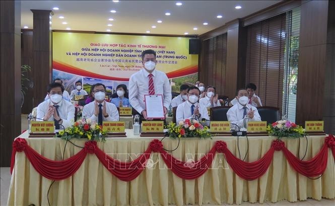 Signature de l'accord-cadre pour développer des relations d’amitié entre l’Association des entreprises de Lao Cai et l’Association des entreprises du Yunnan. Photo : VNA.