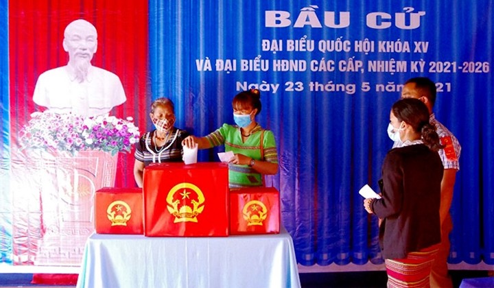 Les électeurs du district d'A Luoi, province de Thua Thiên Huê se rendent aux urnes. Photo : NDEL.