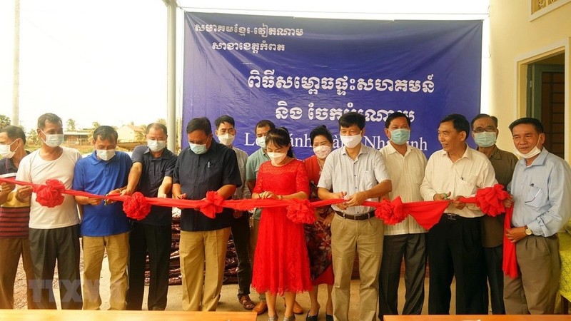Cérémonie d’inauguration de la maison communautaire pour des personnes d’origine vietnamienne à Kampot. Photo : VNA.