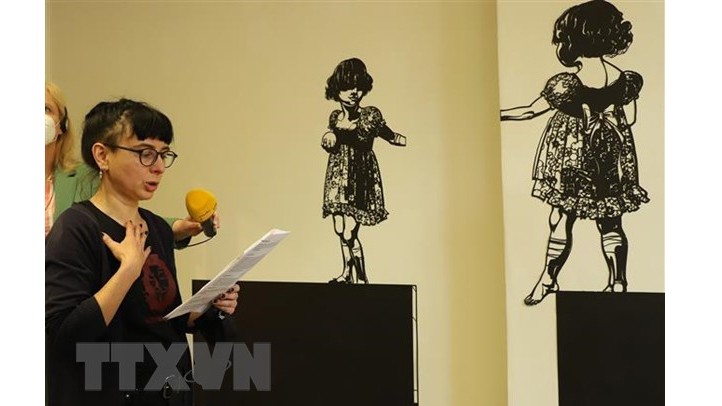 L'artiste Franca Bartholomäi prend la parole lors de la conférence de presse pour présenter l'exposition intitulée « Une demoiselle nommée K ». Photo : VNA.
