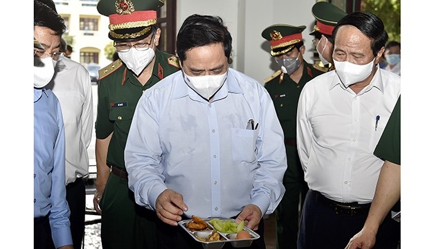 Le PM Pham Minh Chinh dans l’hôpital du régiment 831 du commandement militaire provincial de Bac Giang. Photo : VGP.