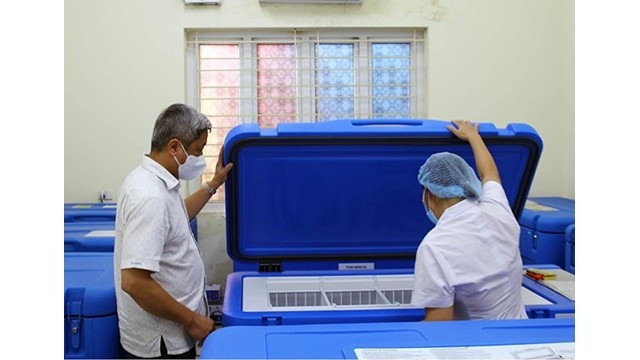 Un réfrigérateur pour la conservation des vaccins. Photo: VNA