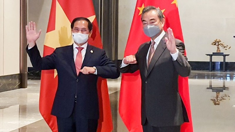 Le ministre vietnamien des AE, Bùi Thanh Son, et le conseiller d’État chinois et ministre des AE Wang Yi. Photo : Baoquocte.