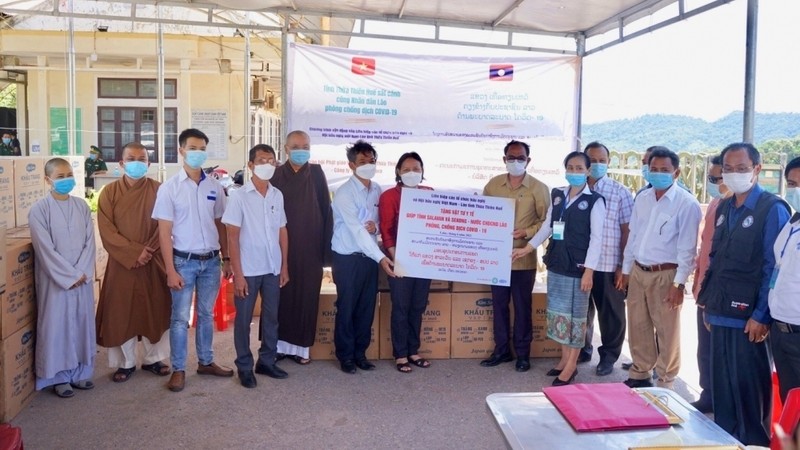 Remise des fournitures médicales aux provinces laotiennes de Sekong et de Salavan. Photo : thoidai.com.vn.
