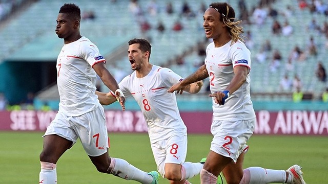 La joie des membres de l’équipe suisse après le but de Breel Embolo. Photo : UEFA.
