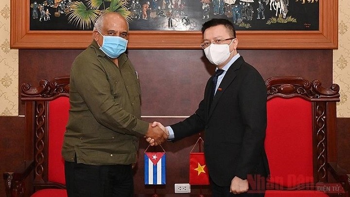Le rédacteur en chef du Journal Nhân Dân, Lê Quôc Minh (à droite) et l’ambassadeur de Cuba au Vietnam, Orlando Nicolas Hernandez Guillen, le 10 juin à Hanoï. Photo : NDEL.