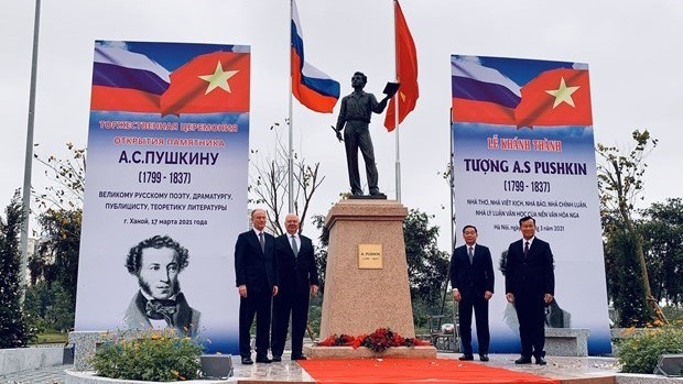L'inauguration de la statue du grand poète russe Pouchkine à Hanoï. Photo : VNA.
