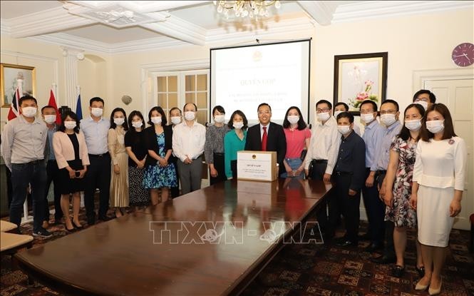 La cérémonie de donation pour soutenir la prévention de l’épidémie de COVID-19 au Vietnam, organisée au siège de l'Ambassade du Vietnam au Royaume-Uni. Photo : VNA.