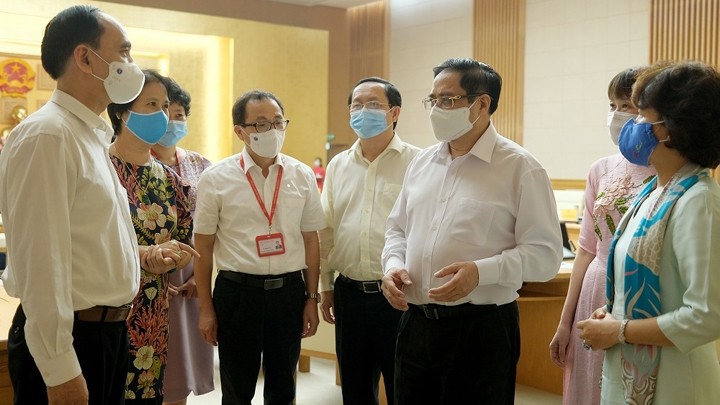 Le Premier iministre Pham Minh Chinh rencontre des scientifiques et producteurs de vaccins. Photo : MOH.