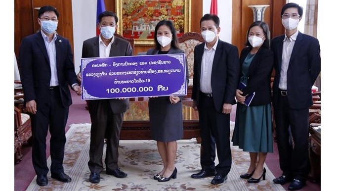 La délégation de la province de Vientiane remet le don à l'Ambassade du Vietnam au Laos. Photo : VNA.