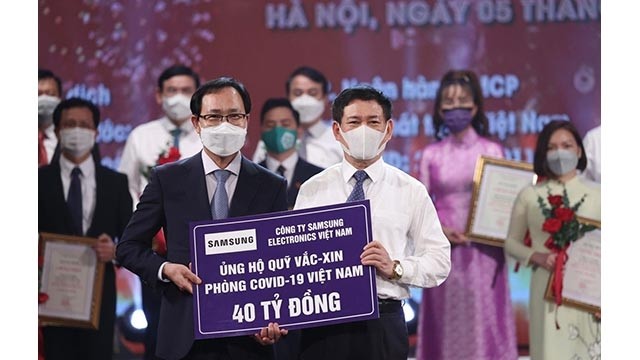 Le groupe Samsung Vietnam fait don de 40 milliards de dôngs au Fonds pour les vaccins contre le COVID-19. Photo : VNA.