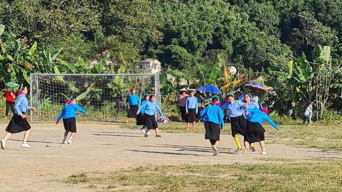 L’image des femmes de l’ethnie San Chi portant des jupes, des chaussettes et des foulards traditionnels pour jouer au football attire beaucoup de touristes. Photo : NDEL.