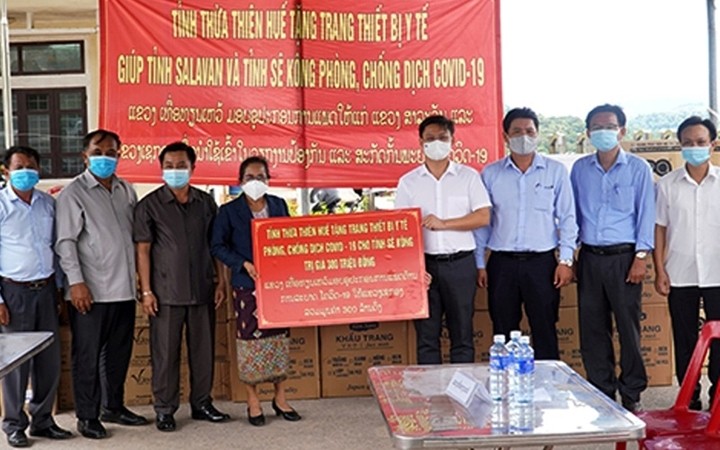 Des autorités de la province de Thua Thiên Huê offre du matériel médical à la province laotienne de Sekong. Photo : NDEL.