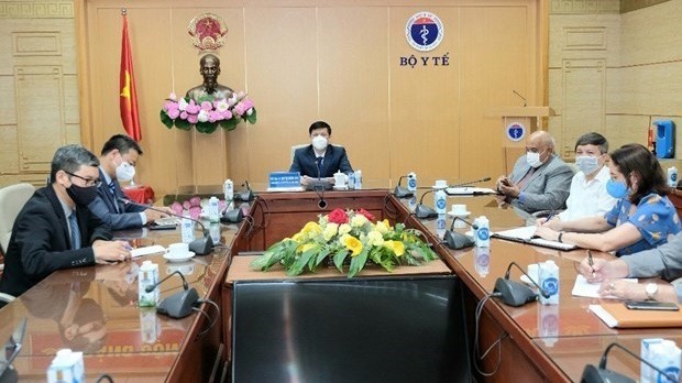 Séance de travail en ligne entre le ministre vietnamien de la Santé, Nguyên Thanh Long, et le ministre cubain de la Santé publique, José Angel Portal Miranda. Photo : VNA.