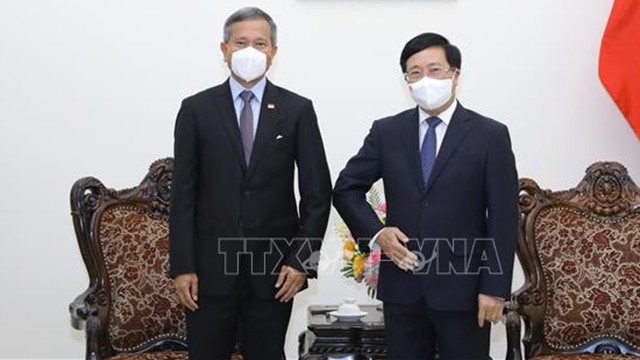 Le vice-Premier ministre Pham Binh Minh (à droite) et le ministre singapourien des Affaires étrangères, Vivian Balakrishnan. Photo : VNA