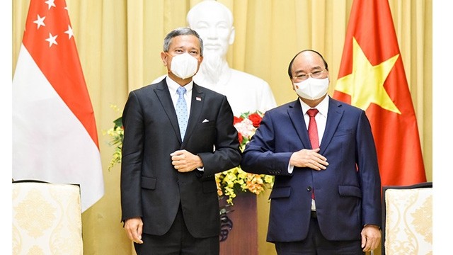 Le Président vietnamien, Nguyên Xuân Phuc (à gauche), et le ministre singapourien des Affaires étrangères, Vivian Balakrishnan, le 21 juin à Hanoi. Photo : NDEL.