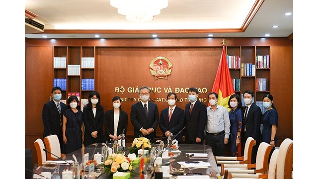 Le ministre vietnamien de l’Éducation et de la Formation reçoit l’ambassadeur japonais au Vietnam. Photo : giaoducthoidai.vn