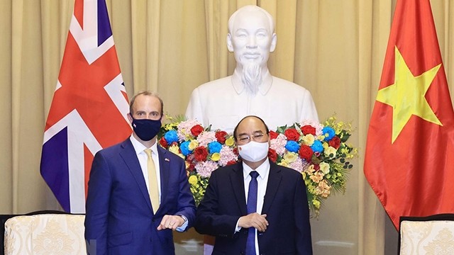 Le Président Nguyên Xuân Phuc (à droite) et le Premier Secrétaire d’État et Secrétaire d’État aux Affaires étrangères, du Commonwealth et du Développement du Royaume-Uni, Dominic Raab. Photo: VNA